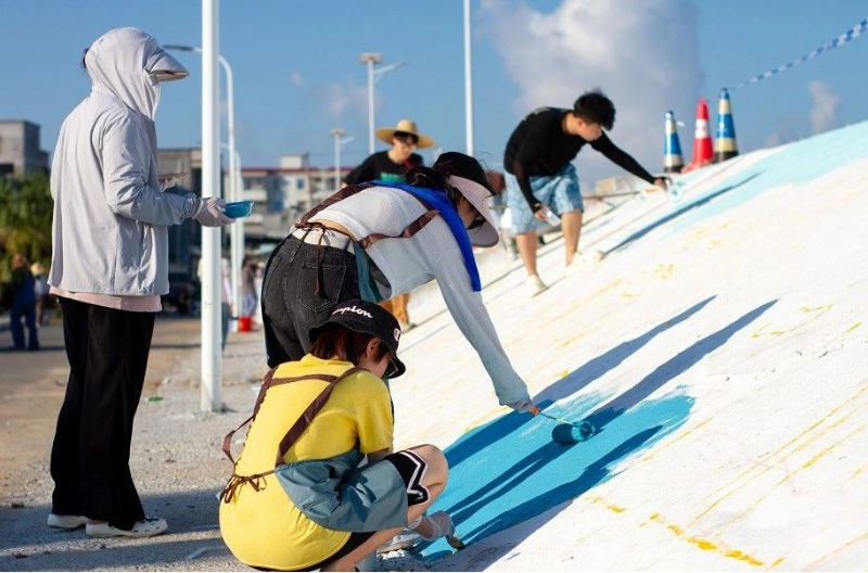 岭南师范学院“星船”等实践队伍在平安广场海堤墙绘.png