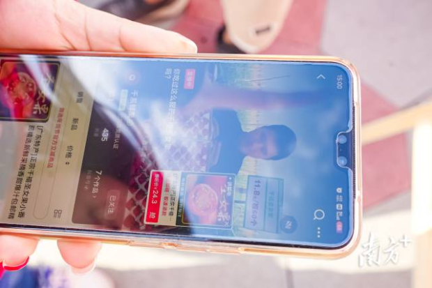 “开张”不足半小时,直播间已卖出400单。 “开张”不足半小时,直播间已卖出400单。