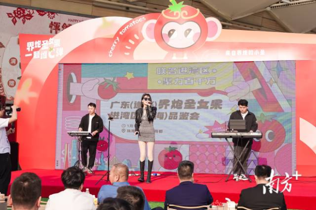 现场乐队演奏,点燃热烈氛围。 现场乐队演奏,点燃热烈氛围。