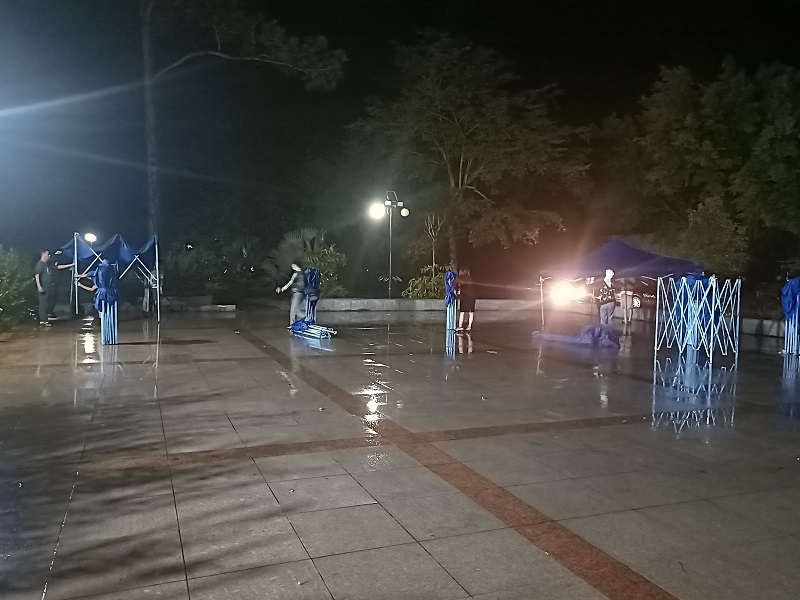 4连夜搭建核酸采样点雨棚.jpg