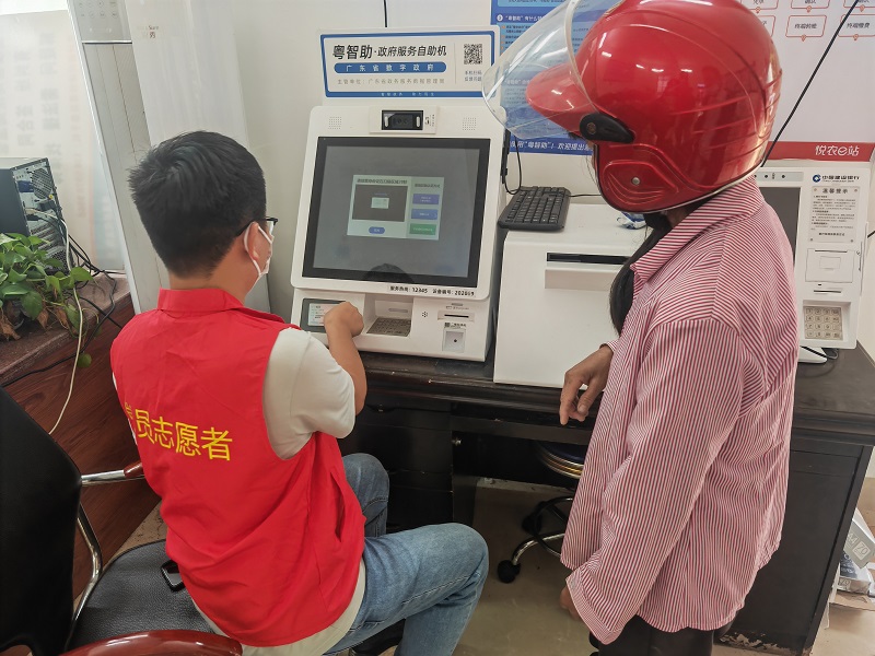 7志愿者帮助群众在“粤自助”机上打印粤核酸码.jpg