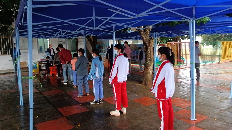 9核酸检测现场，群众有序排队.jpg