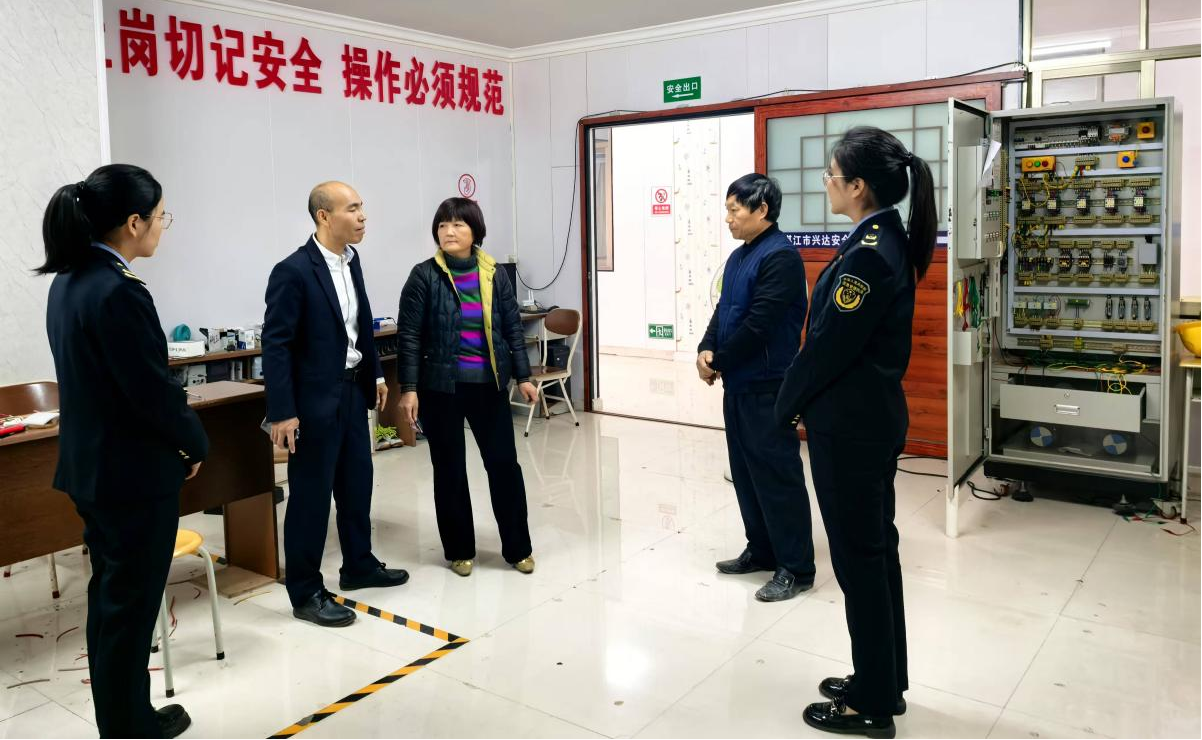 遂溪县应急管理局组织开展安全生产培训机构安全检查2png.png