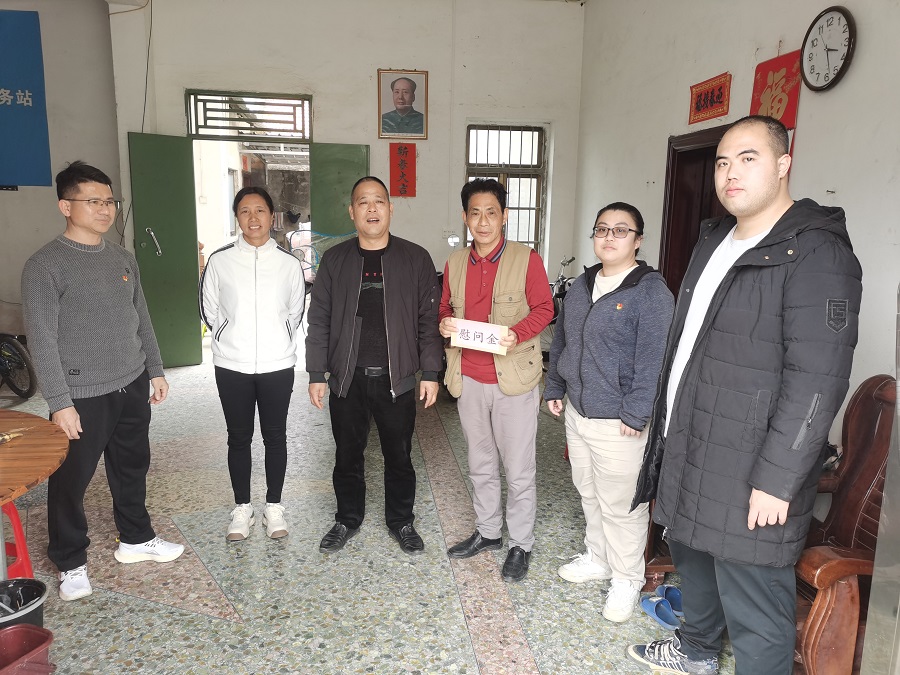 1月23日下午，驻点组长肖弋珺到港门村慰问生活困难老党员、老干部并送上新春祝福.jpg