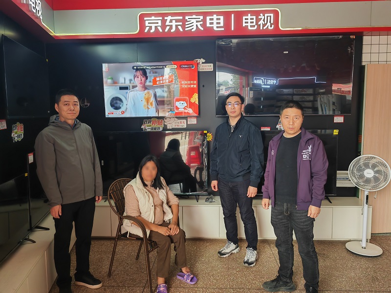 图6：驻镇工作队陪同肢体残疾困难群众到家电商城选购捐赠电视机.jpg