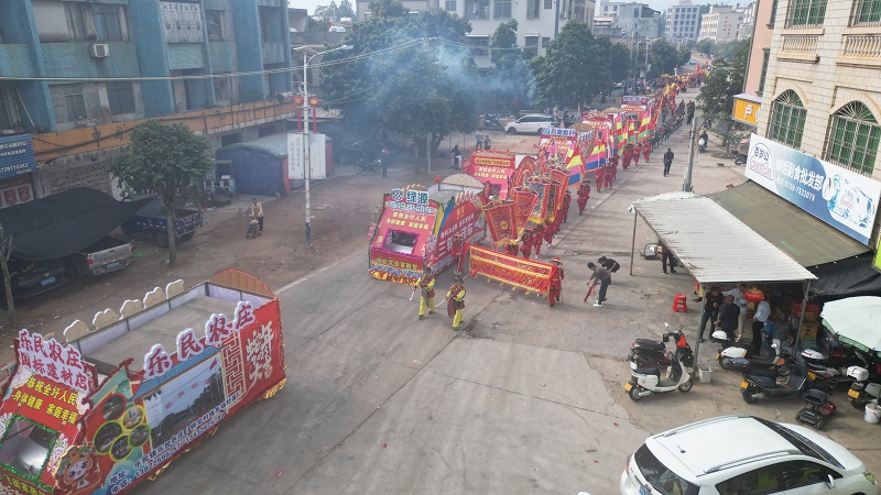2 游村社-游花车、奏乐、舞龙等.jpg