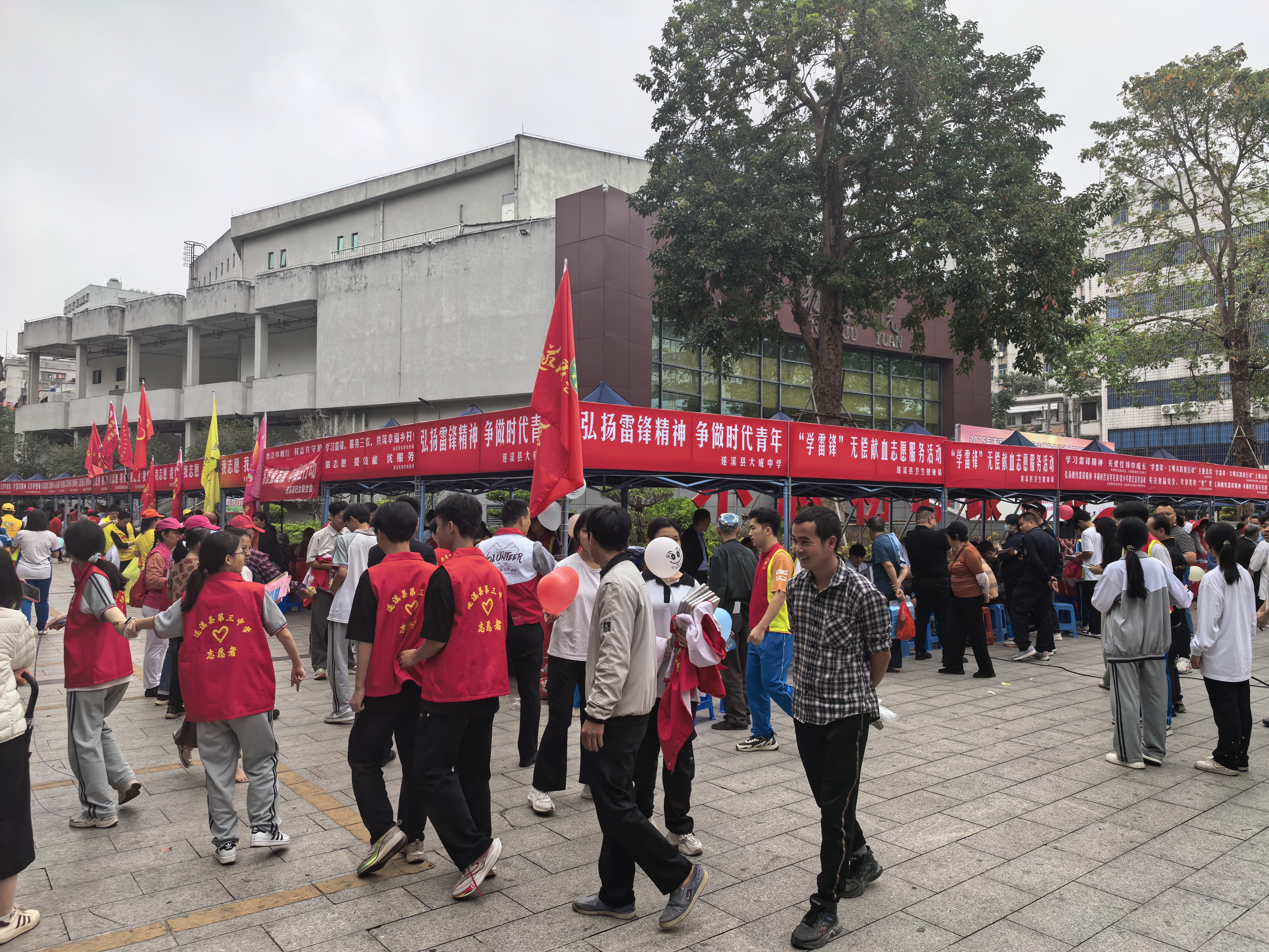 志愿服务一条街活动现场.jpg