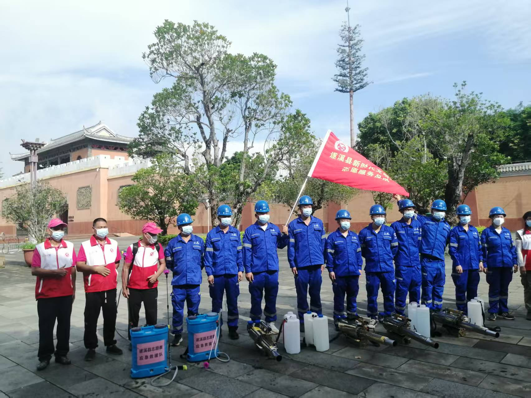 群防群控防疫情  齐心协力护健康丨遂溪县开展防蚊灭蚊爱国卫生...