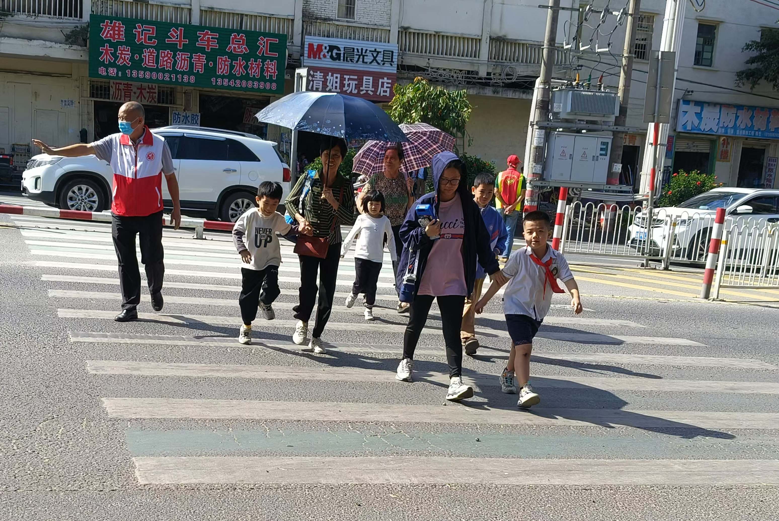 志愿者帮助市民安全过马路.jpg