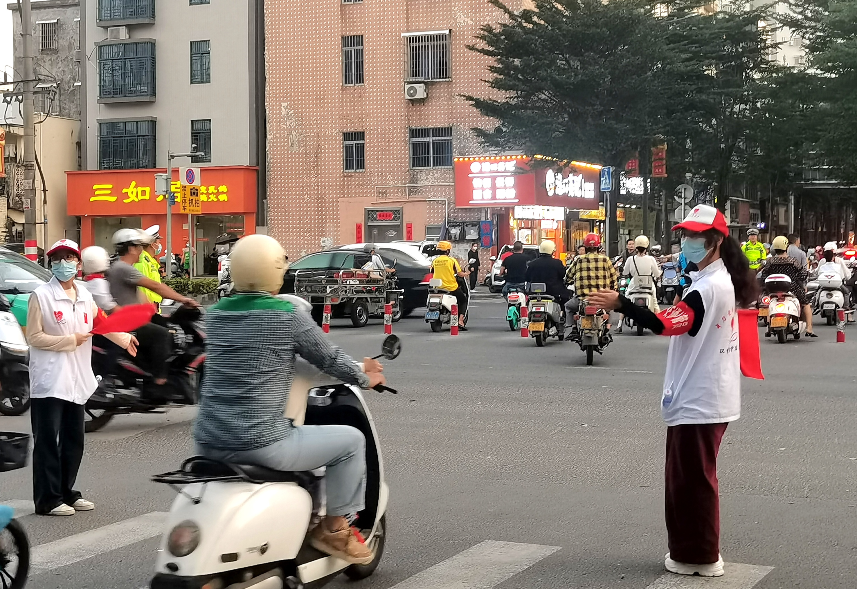 志愿者在中心城区开展交通疏导劝导活动.jpg